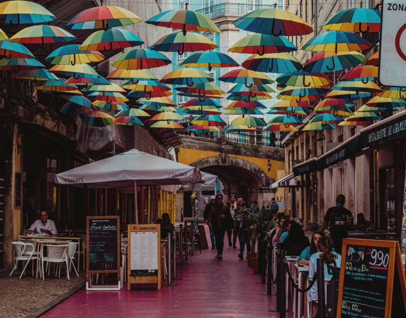 Pink Street Lisboa à noite — néons e multidões em frente aos bares da Rua Nova do Carvalho