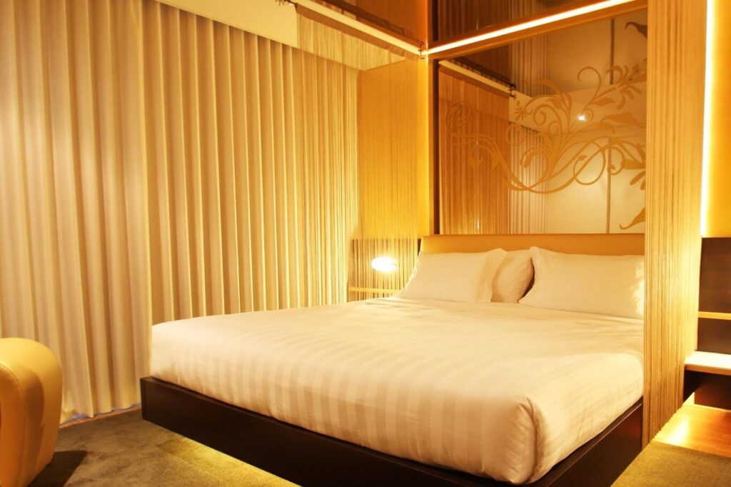 Silk Motel — Motel 4